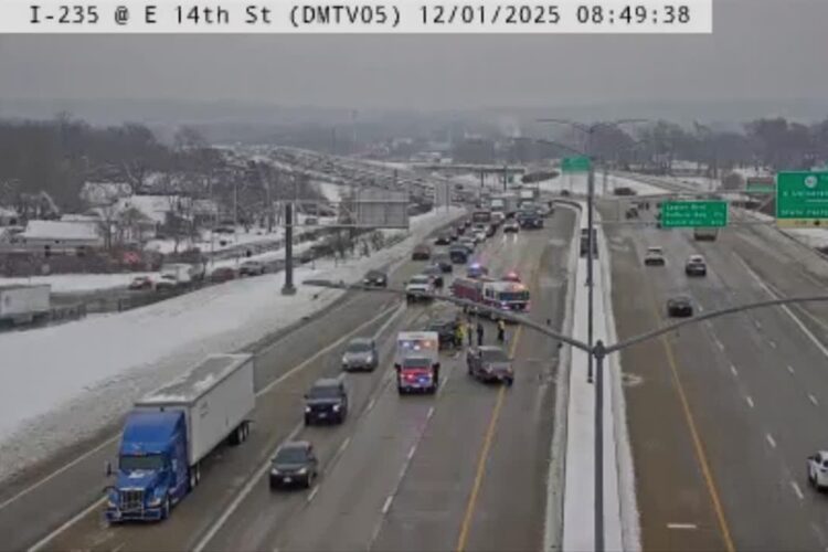 Des Moines traffic: Multi-vehicle crash blocks lanes on I-235