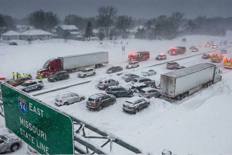 Missouri in Chaos Today! Whiteout Conditions Trigger Multi-Vehicle Pileup on Interstate